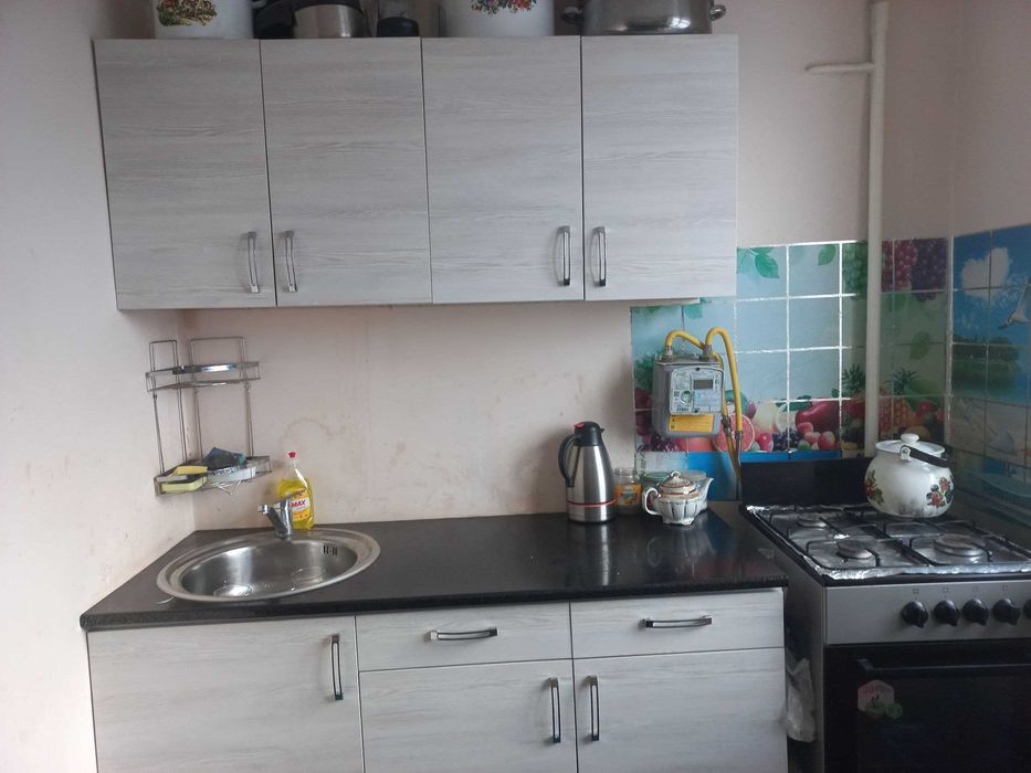 Чирчиқ ш 8-кичик нохия  1-хонали уй 16 мактаб олдида