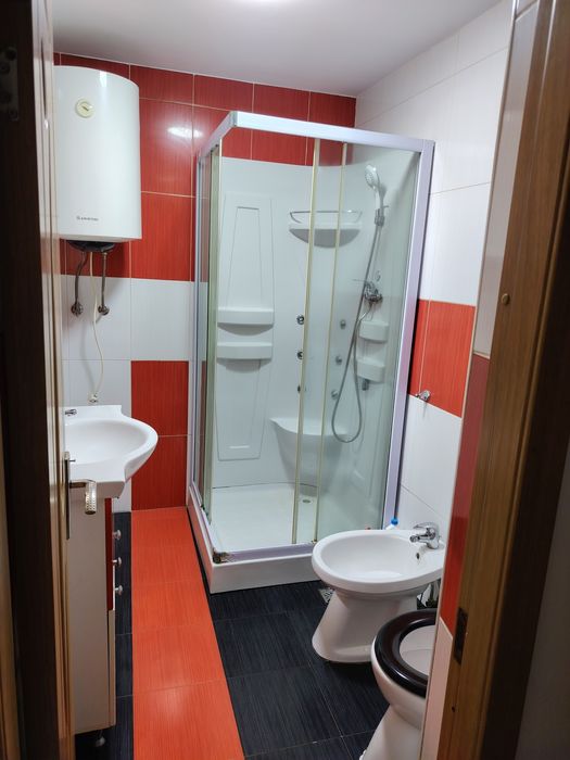 Închiriez apartament cu 2 camere