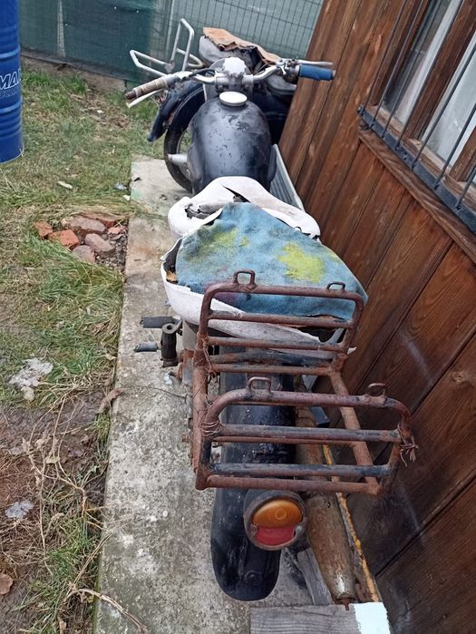 Motocicleta MZ 175 completa  fără acte motorul se învârte nu este bloc
