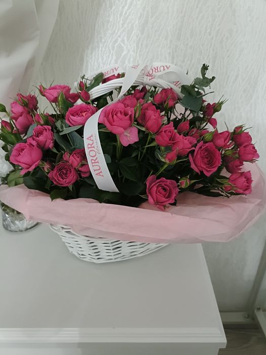 Цветы розы 25 штук, цветы в корзинах