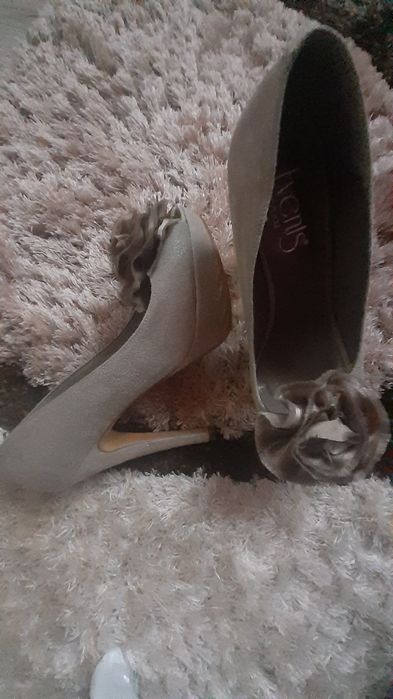 Pantofi cu toc piele naturală nr 36 180 lei ambele perechi