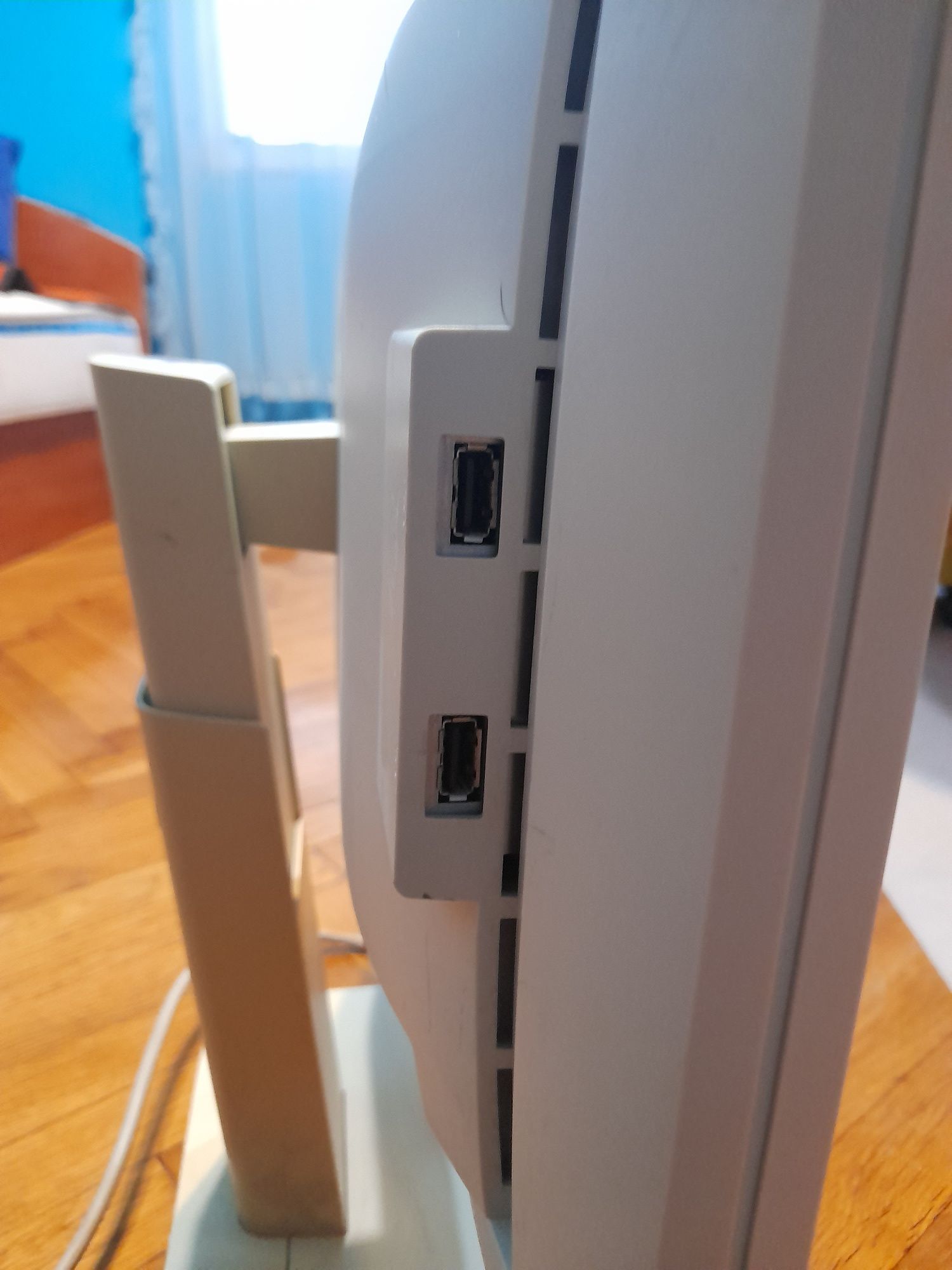 Монитор Fujitsu 50 на 33 см.