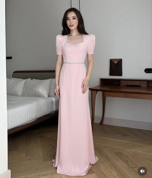 Длинное розовое платье