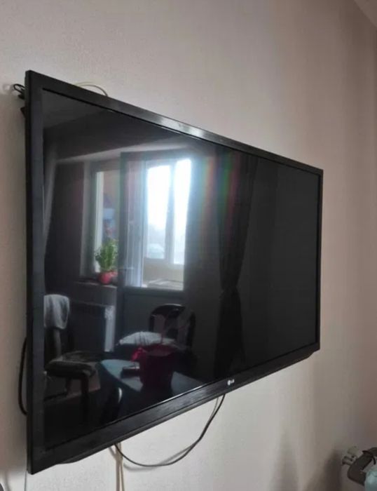 LG телевизор на стену