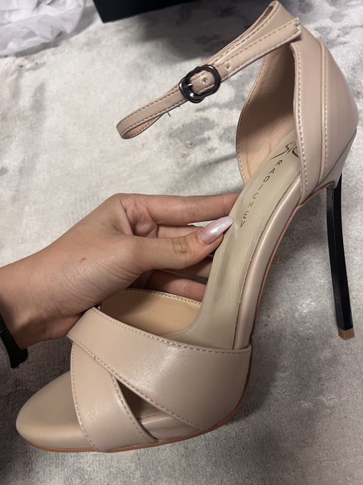 Бежови токчета Стоян Радичев