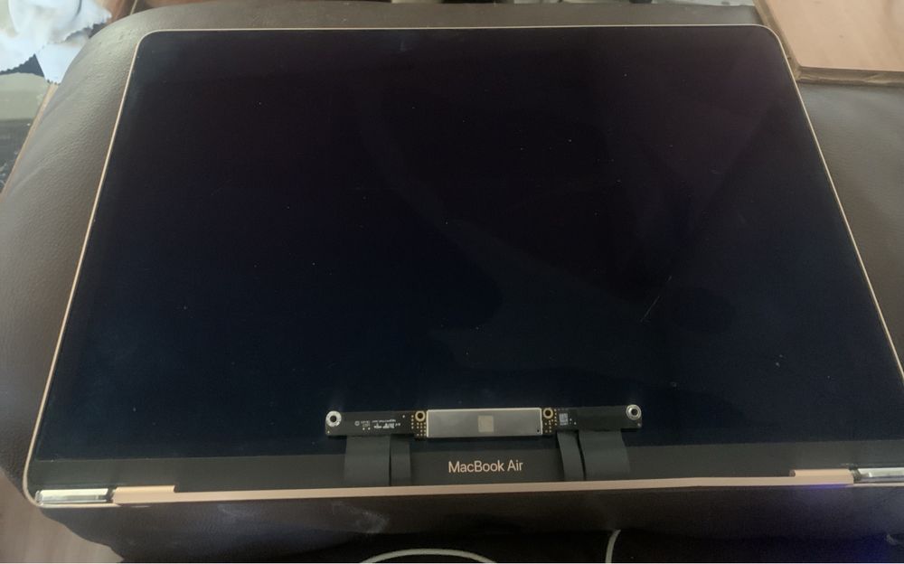 Повреден дисплей от macbook air 2019 a1932
