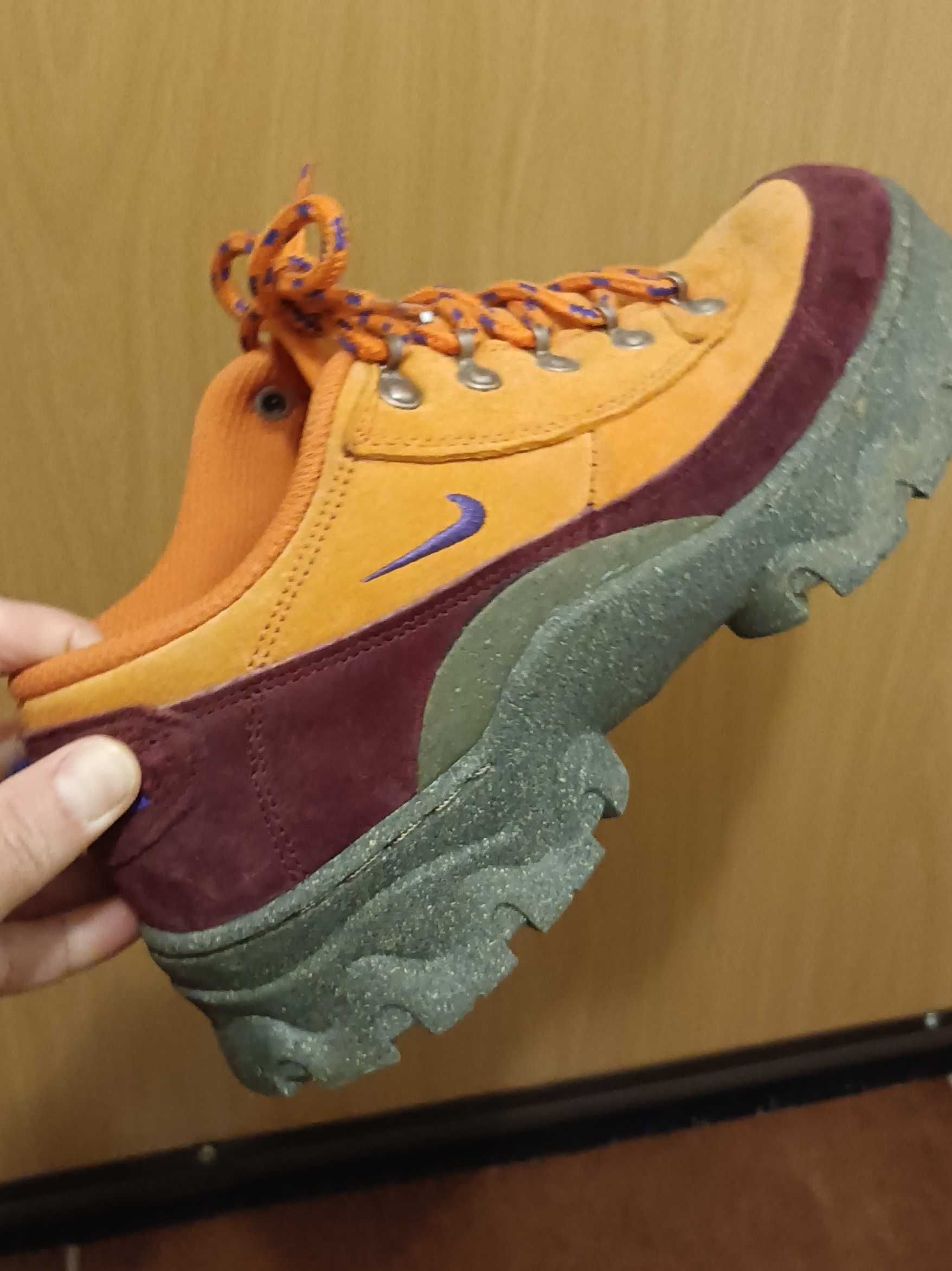 Сникърси Nike Lahar Low (оранжево-лилави)