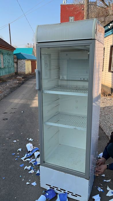 продам витреный холодильник