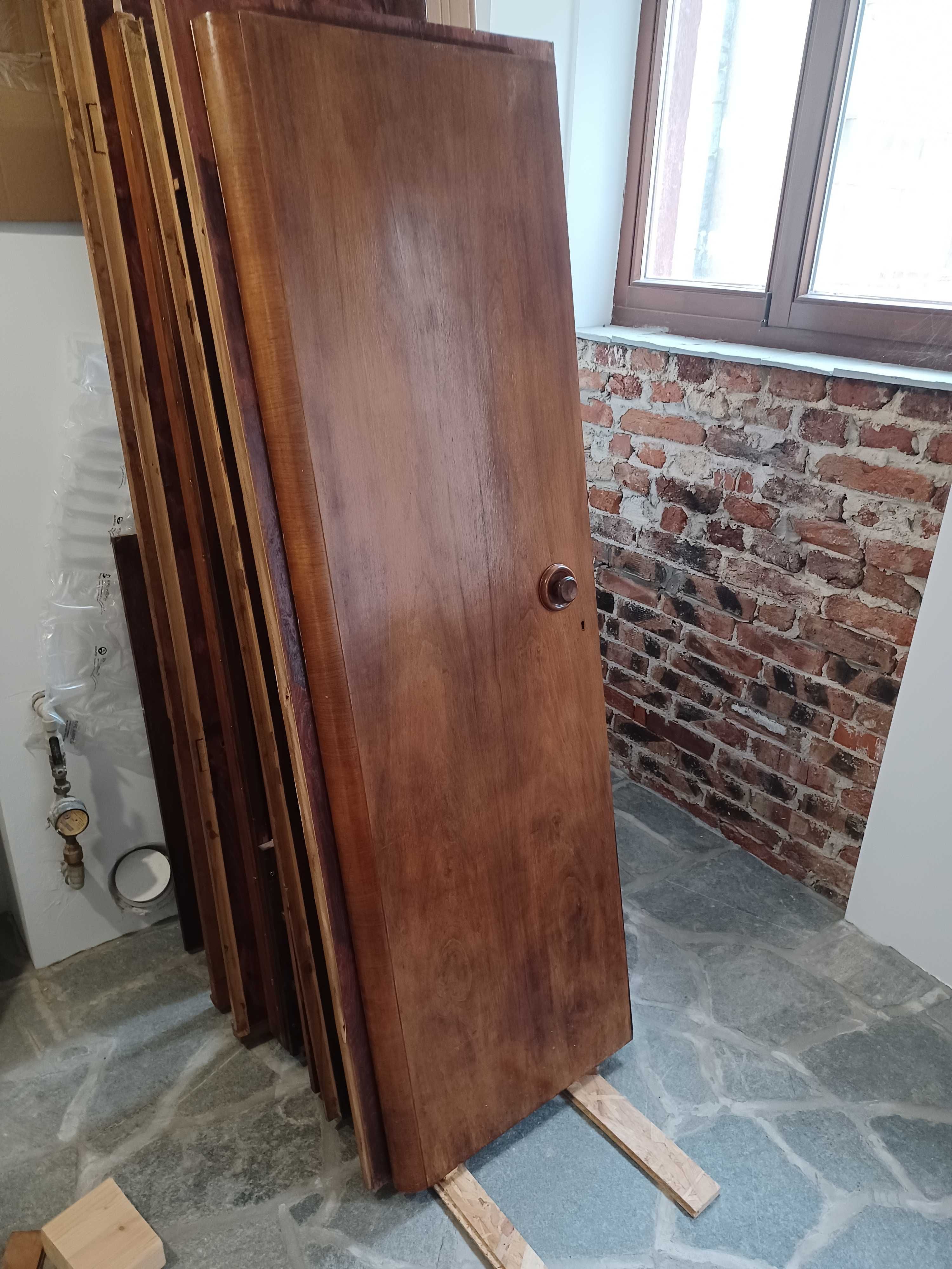 Дървен гардероб, ширина 220.