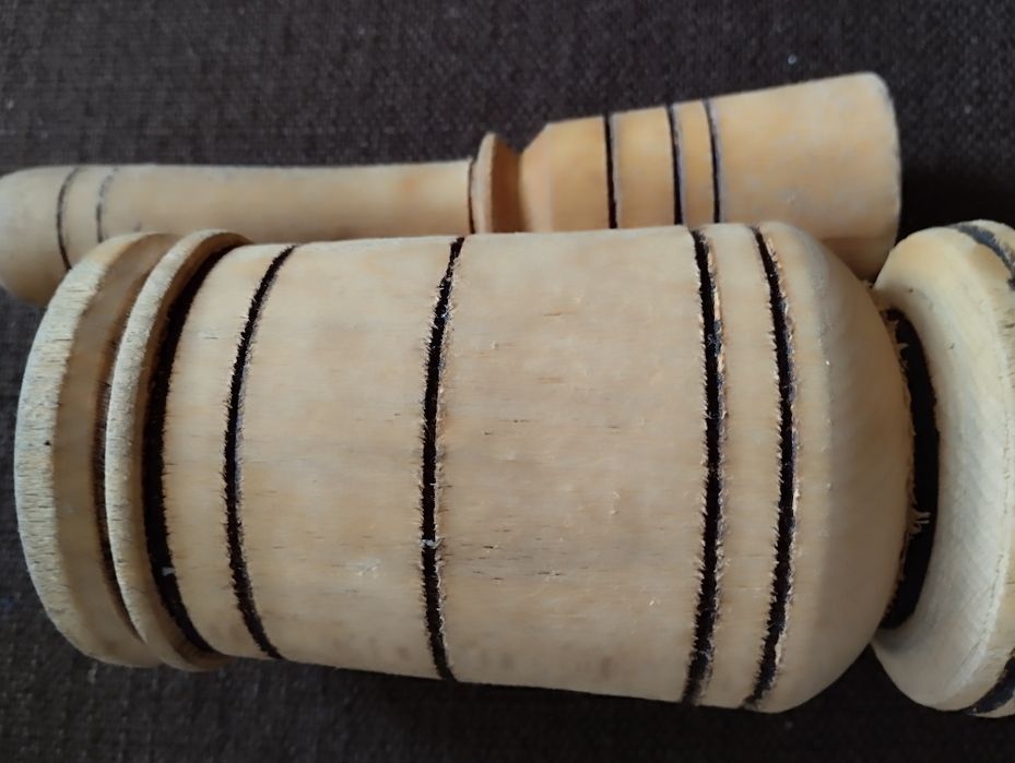 Vand dozator mirodenii și mojar cu pistil cioplite in