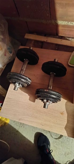 Продавам два дъмбела за фитнес.