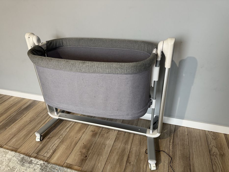 Кроватка-манеж, с музыкой и маятником.