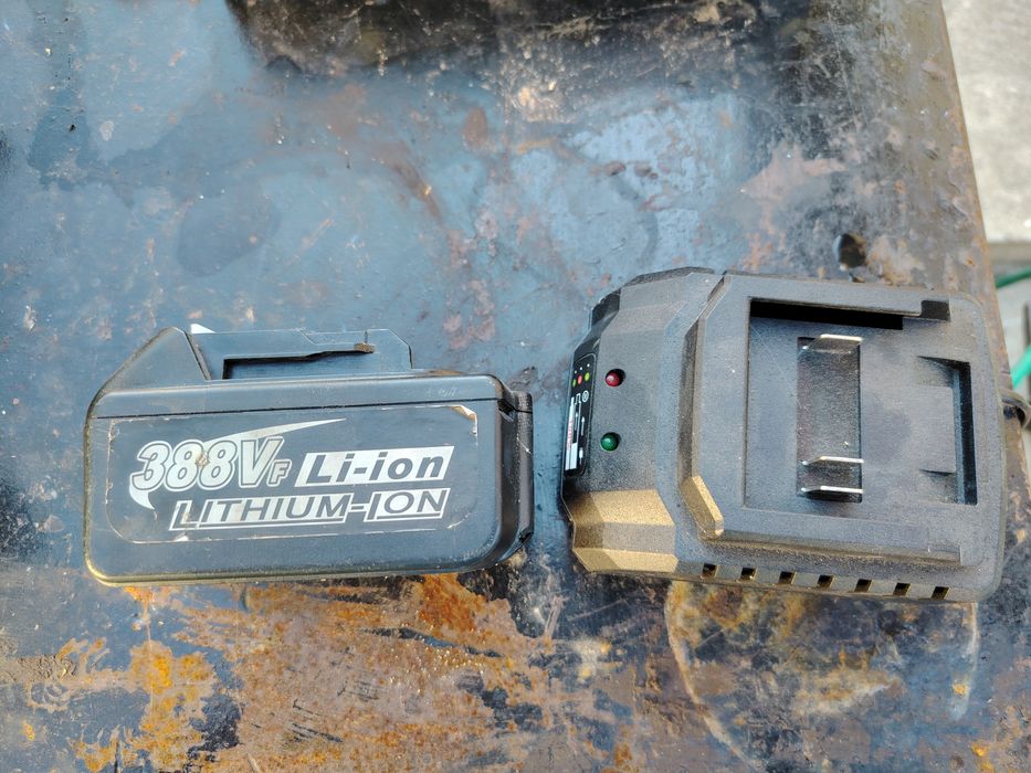 Acumulator si încărcător compatibil makita 18 v