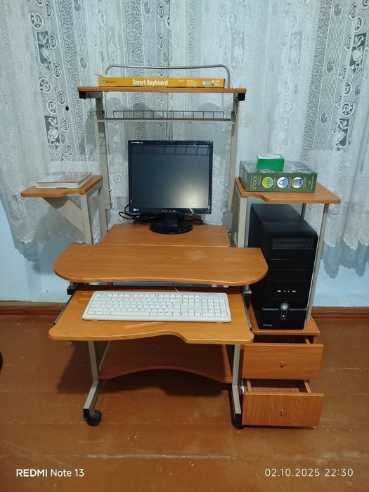 Компьютерный стол с надстройкой и полкой для системного блока !