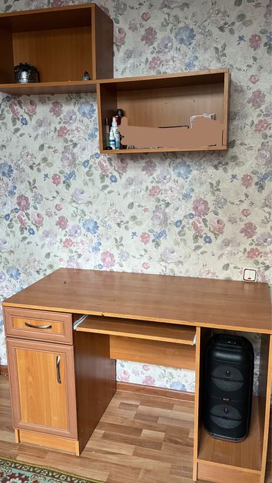 Рабочий стол с подвесными полками