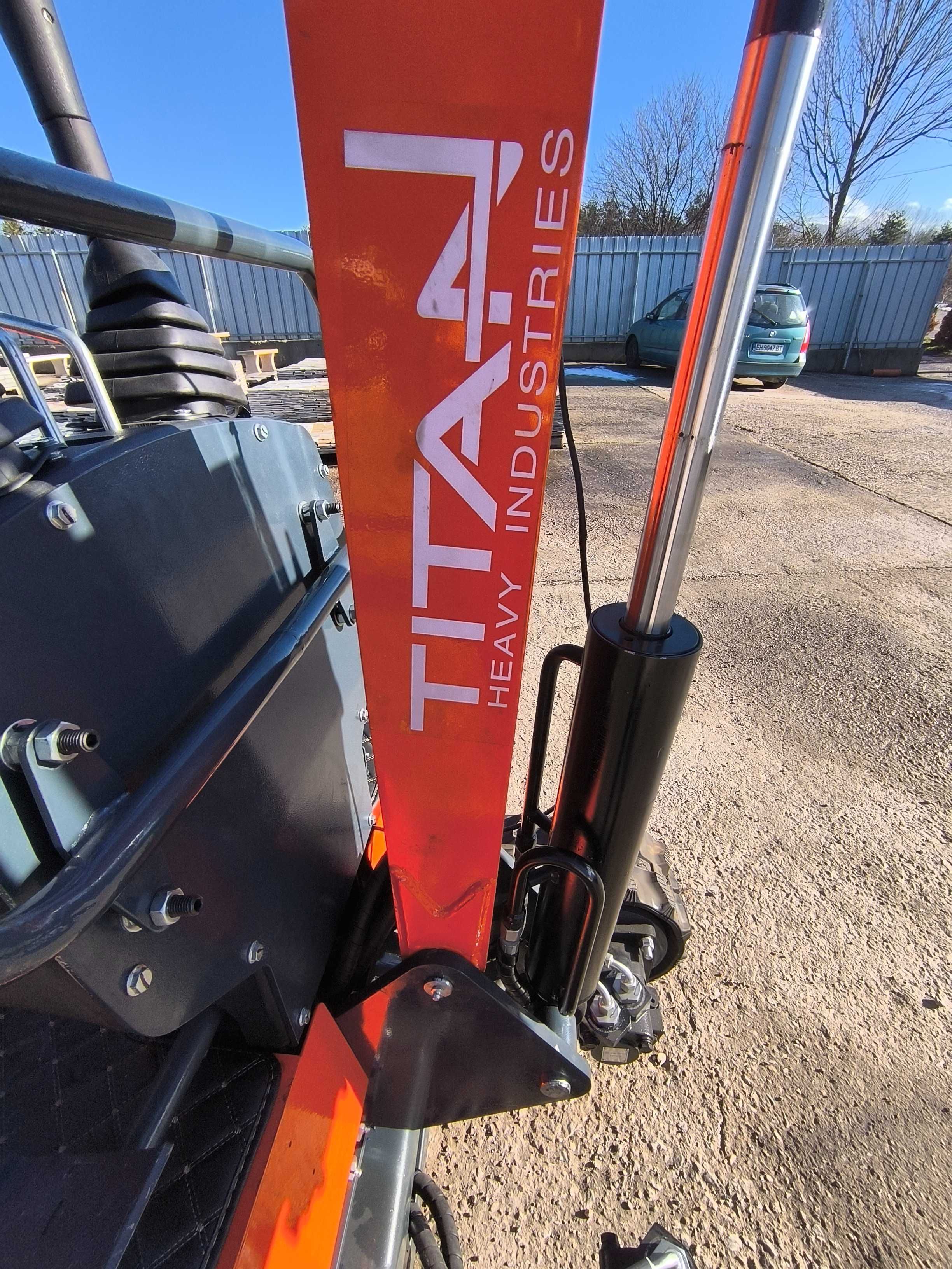 На части мини багер TITAN чисто нов