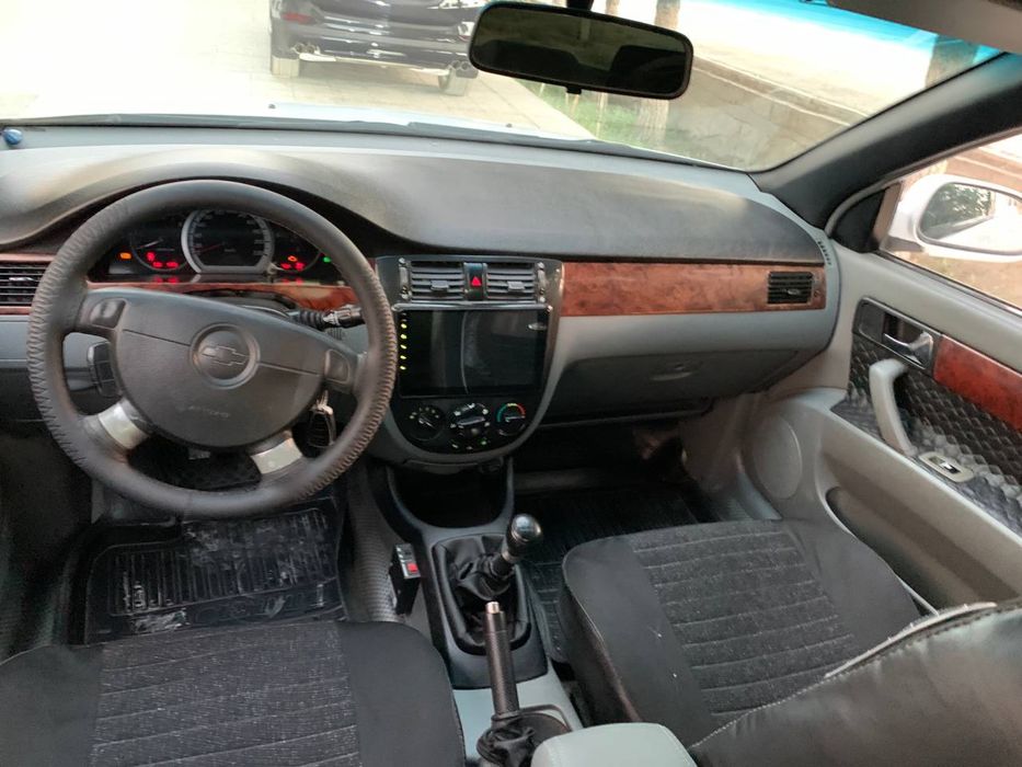 Lasetti 1.8 sotiladi