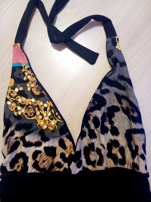 Ефектна рокля с гол гръб и камъни