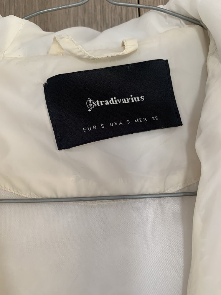 Stradivarius Пролетно бяло шушлеково яке Размер S