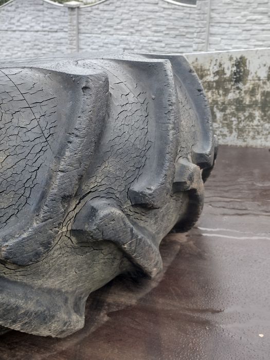 Vând 2 buc.cauciucuri 18,4/15/26