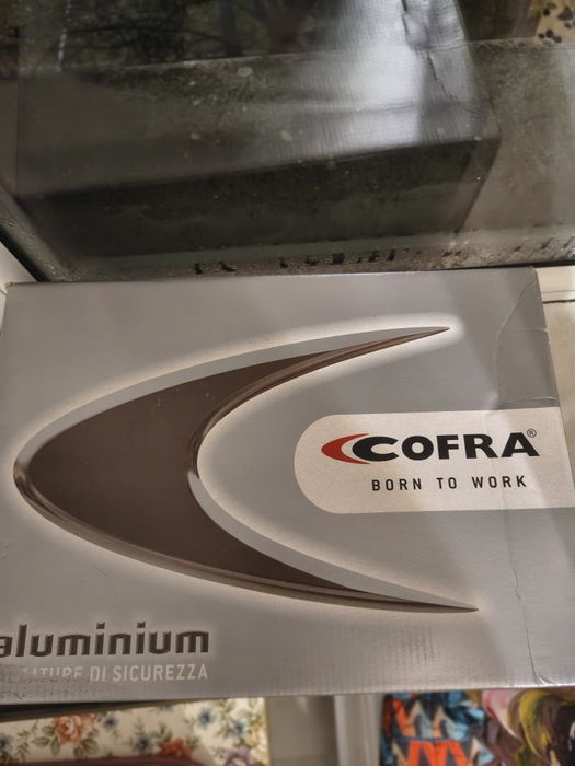 Продавам чисто нови работни обувки Cofra