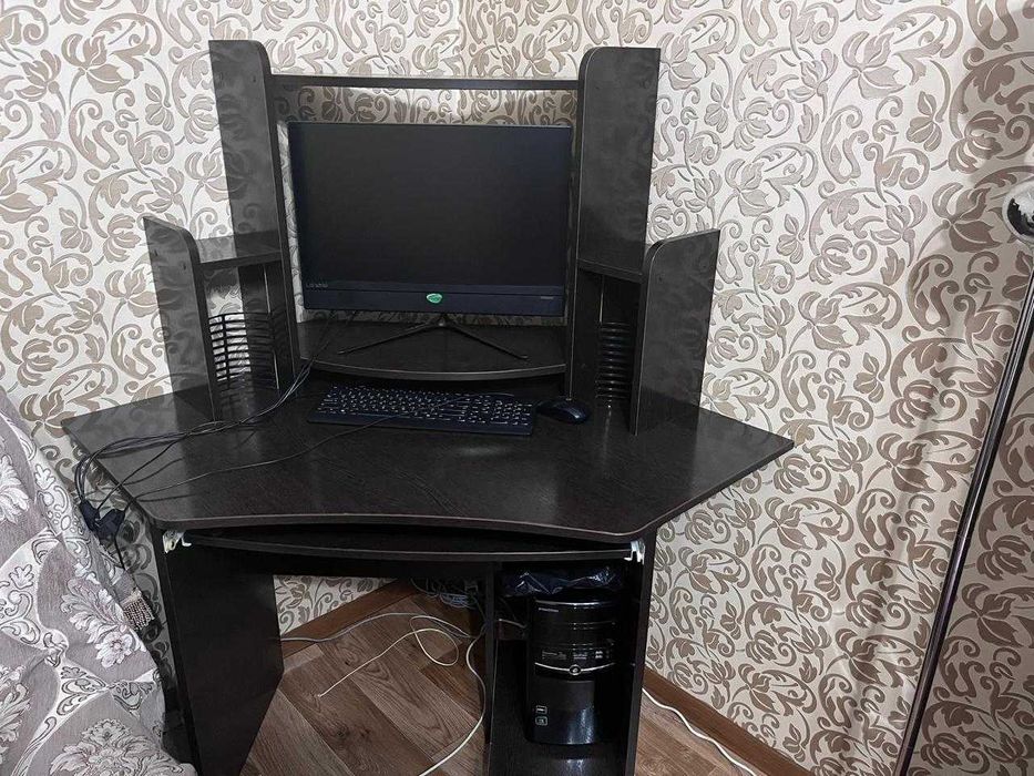 Срочно продам компьютерный стол