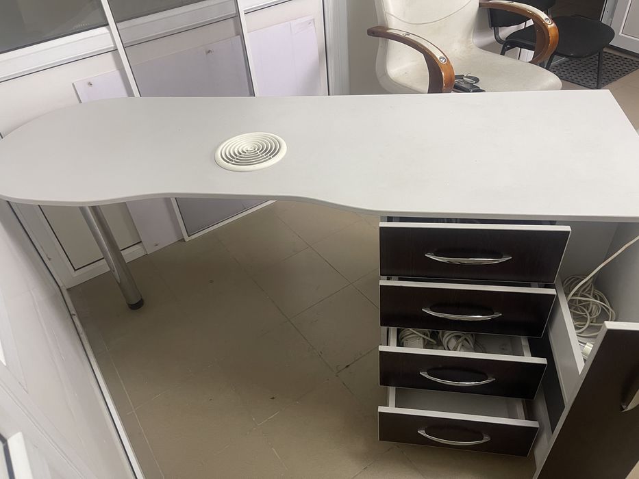 Продам маникюрный стол с вытяжкой педикюрное кресло