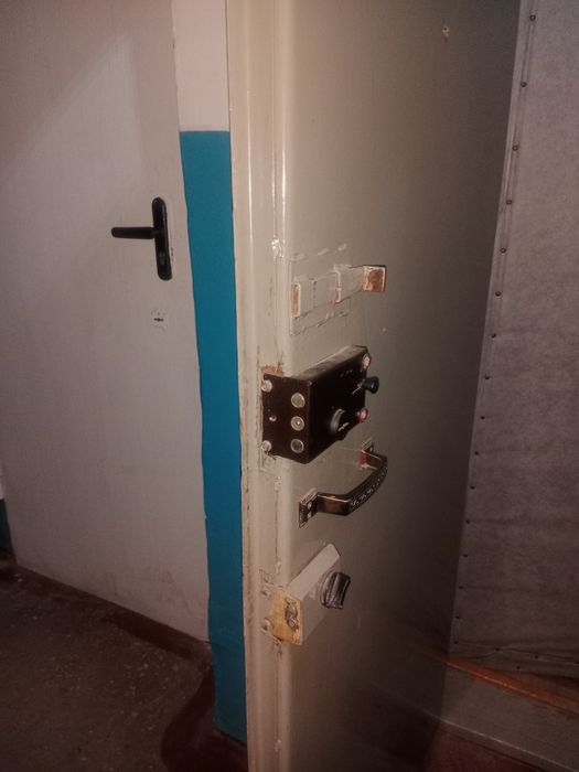 Дверь железная с двумя замками в идеальном состоянии