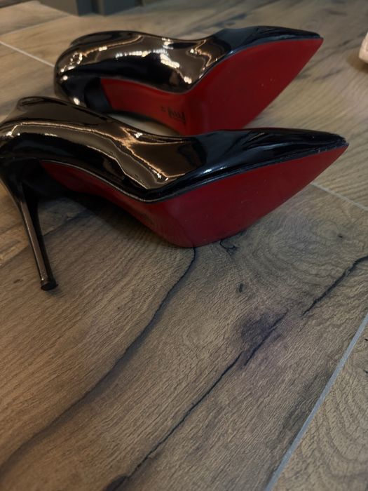 Черни токчета с червена подметка…