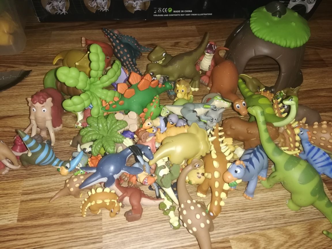 Журналы про динозавров и игрушки