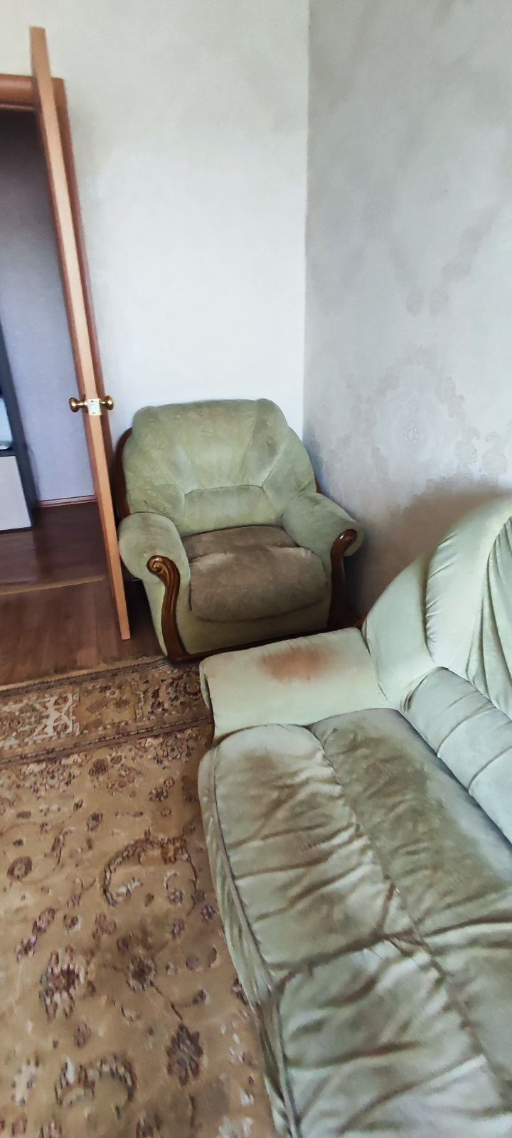 Продам диван с креслами