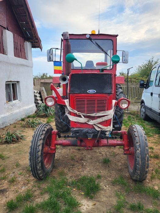 Vând tractor universal U650