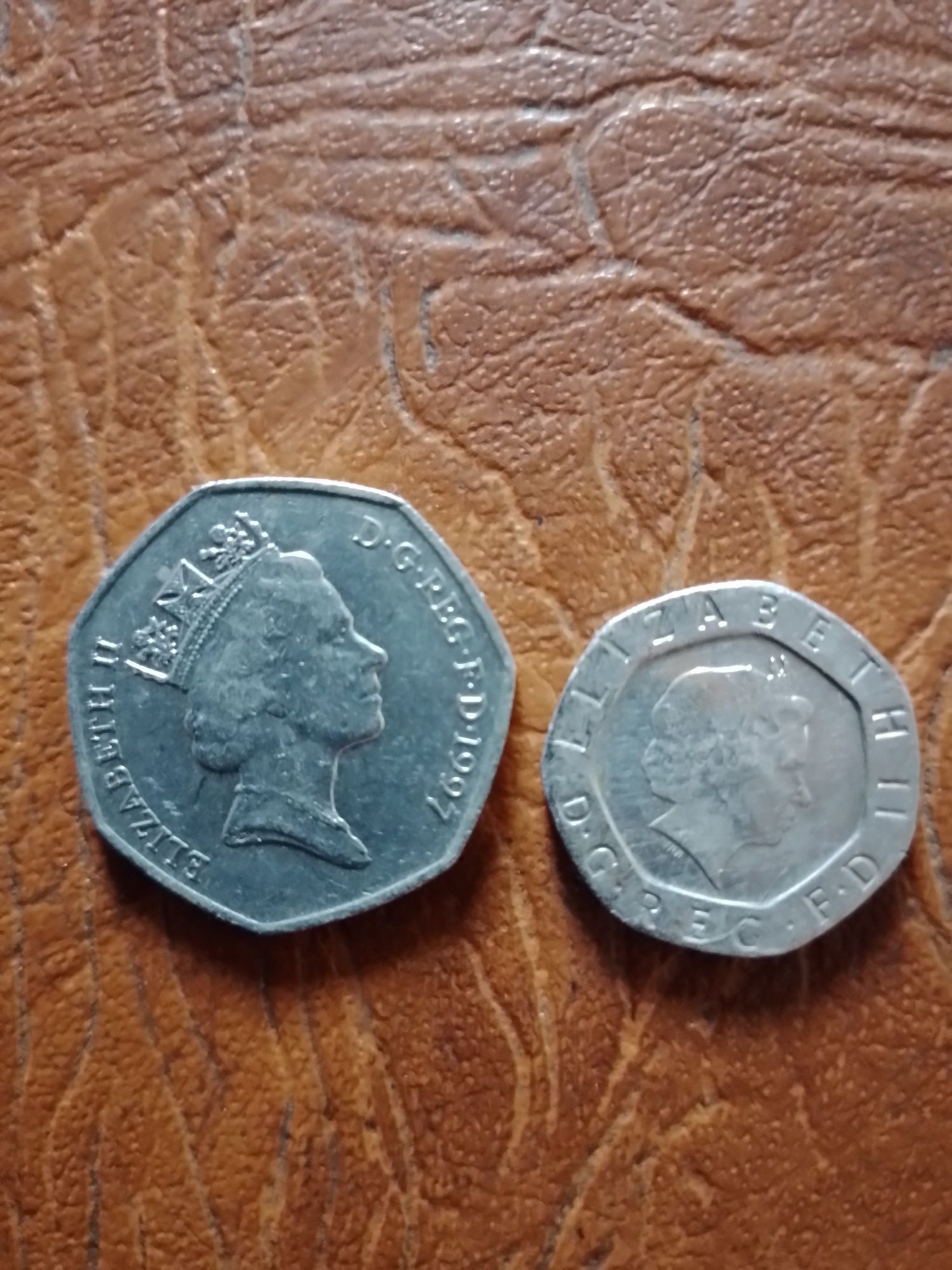 Moneda de 50 și 20 pence din 1997 și 2002.2 000 lei Moneda.