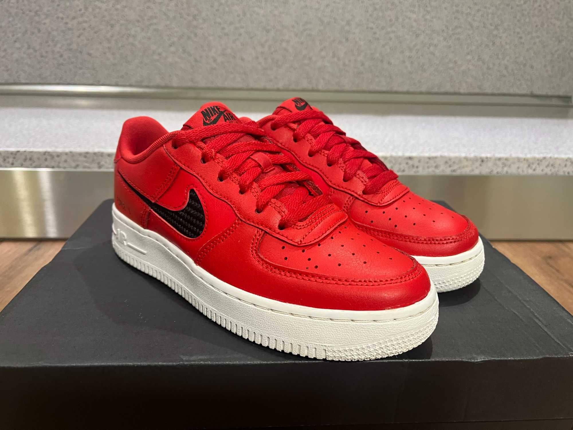 ОРИГИНАЛНИ *** Nike Air Force 1 `07 University Red / Black