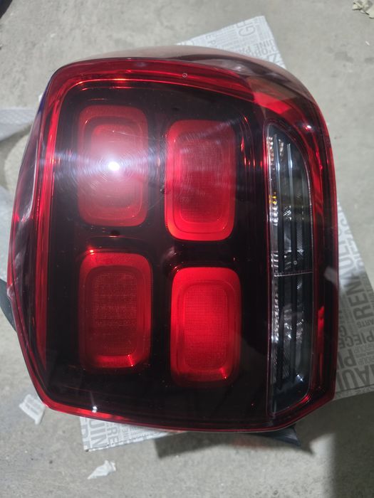 Vând stop dreapta de Logan 2