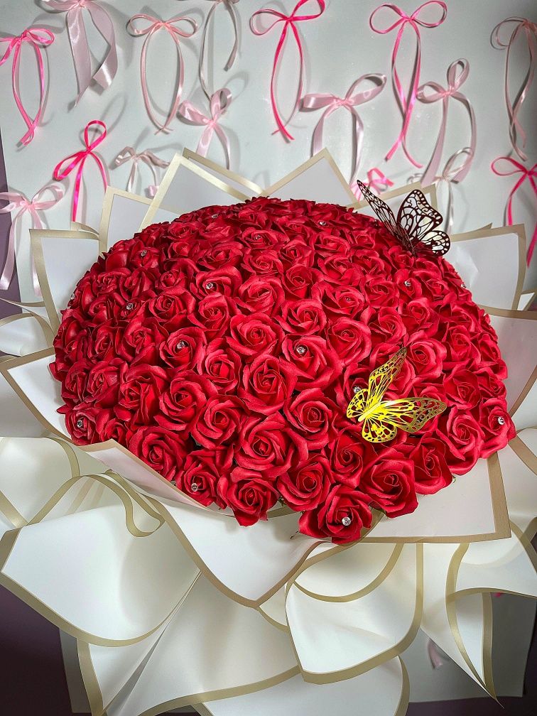 Buchet trandafiri de sapun in ambalaj bufant