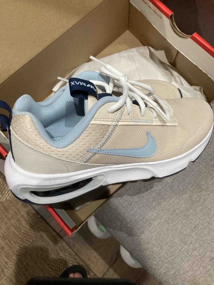 Nike   без дабележки