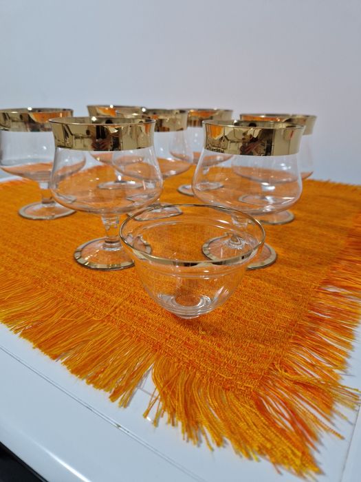 Cupe înghețată cu picior și suport de sos