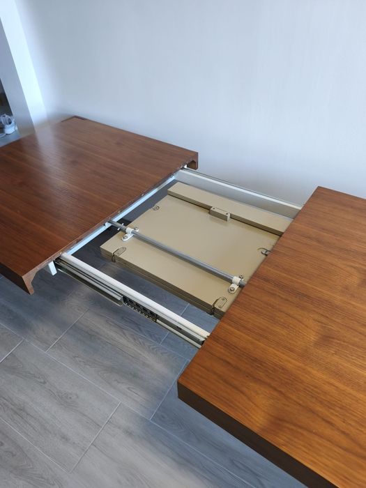 Vând masa cu Scaune extensibila