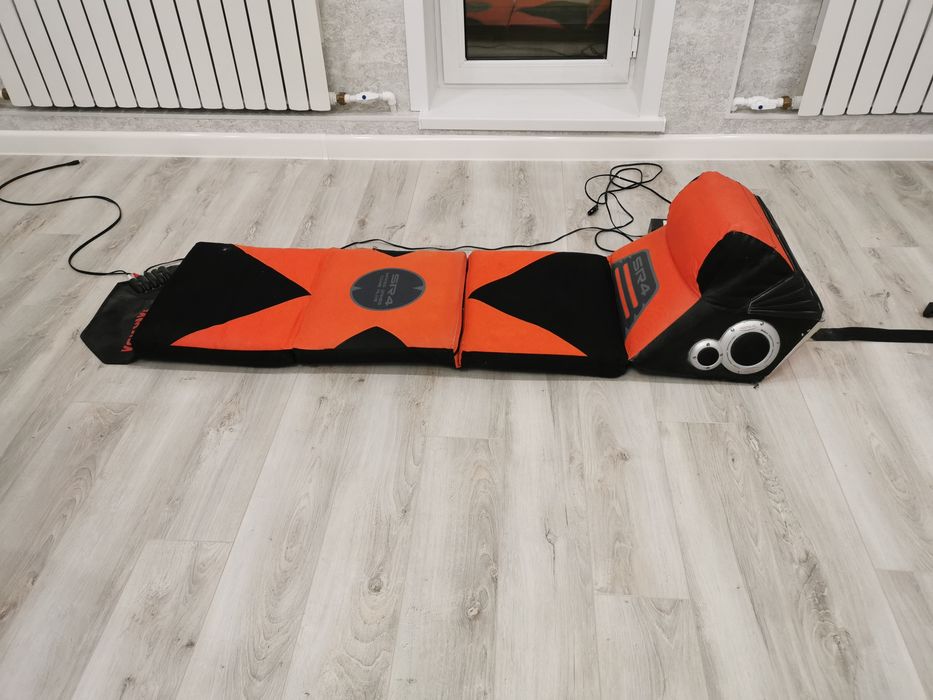 Коллонка со встроенным саббуфером.