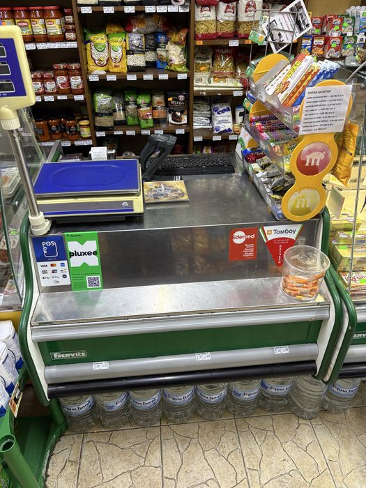 Продавам хладилни витрини 2бр и касов модул