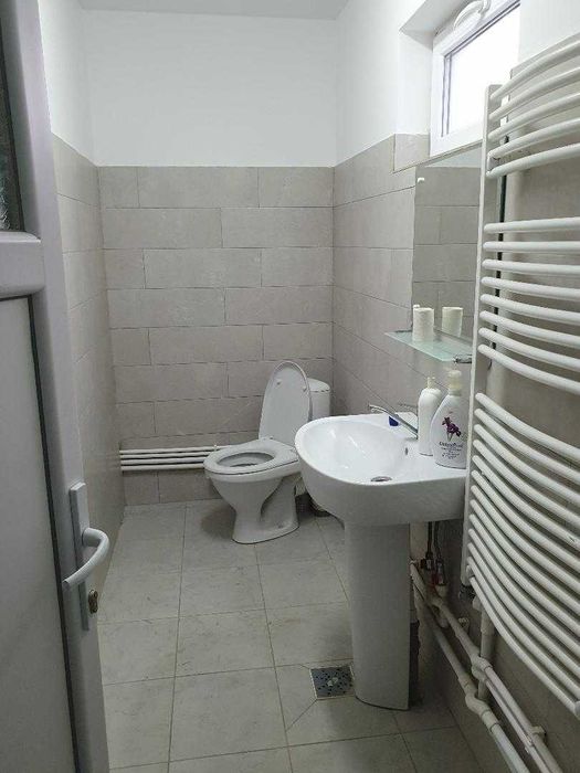 De inchiriat hala de productie ,spatiu comercial si de depozitare.