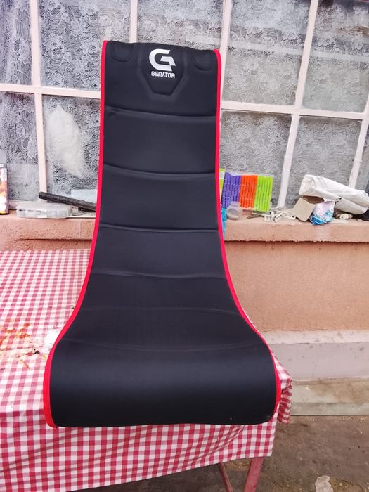 scaun gaming cu boxe incorporate