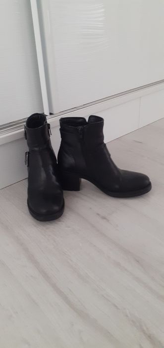 Ghete dama din piele