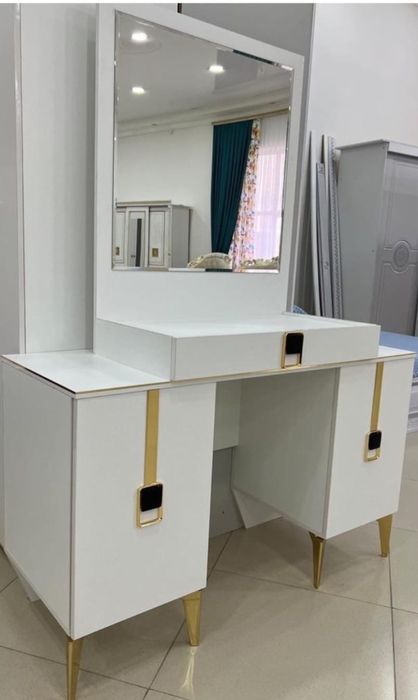 Комод с зеркалом