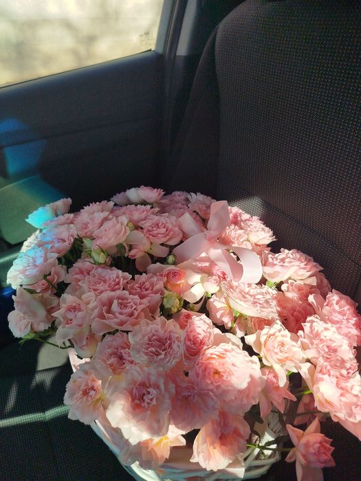 Букет цветов в корзине свежий