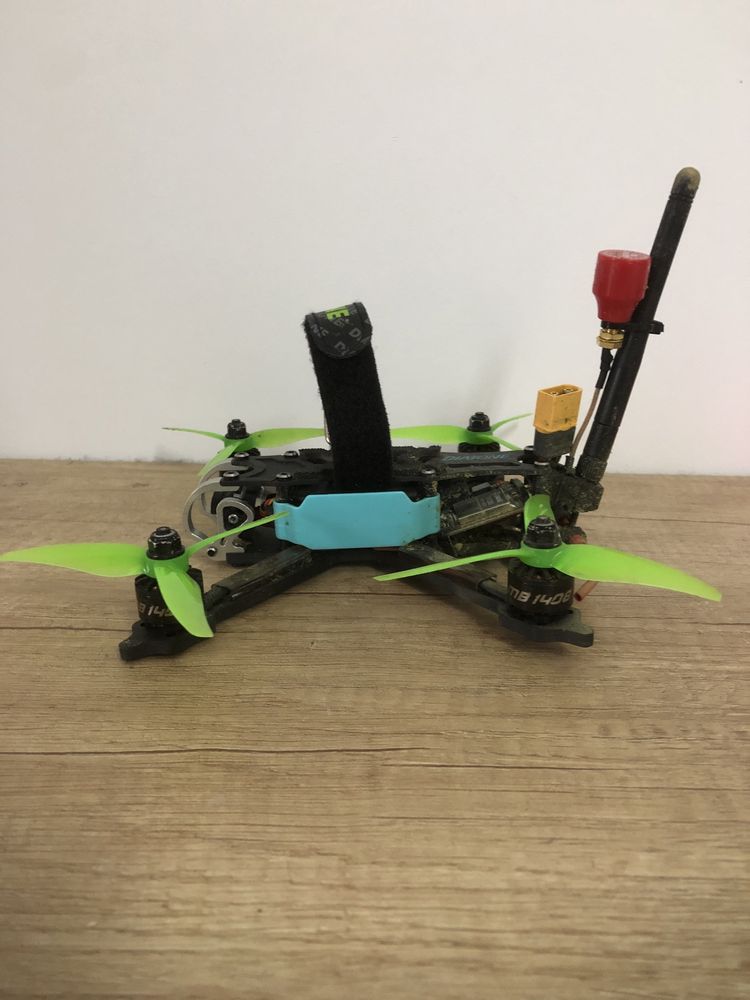 Drona racing FPV cu telecomanda FlySky