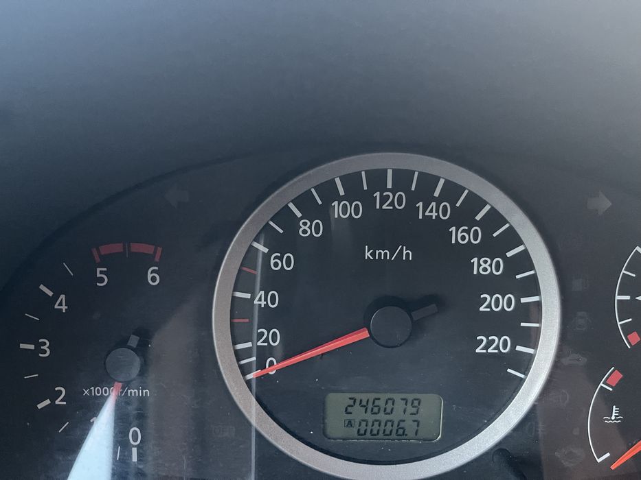 Vand Auto Nissan Almera Tino