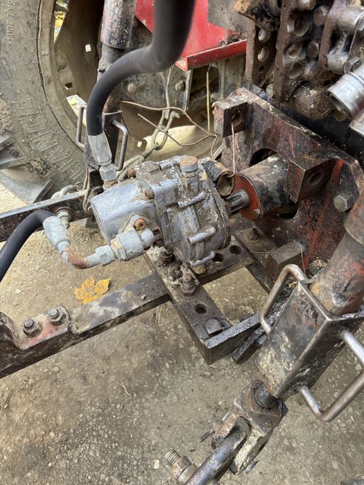 Stivuitor in tirantii tractorului cu bazin si pompa ulei