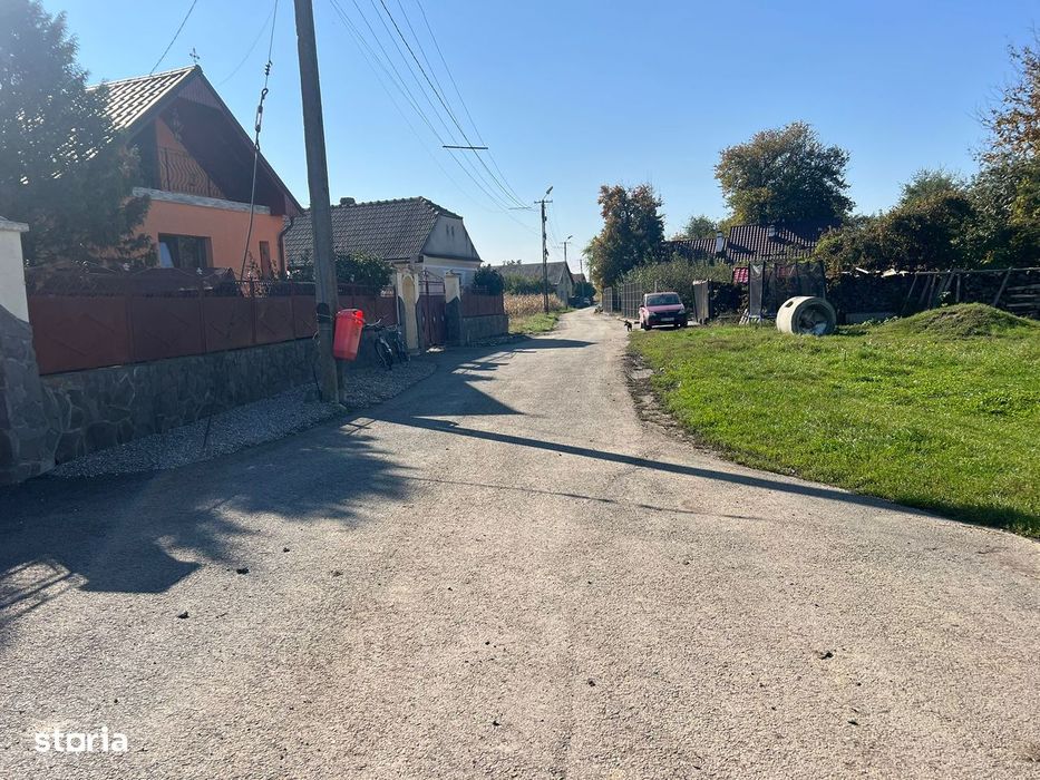 Teren intre case cu front la asfalt,cu utilitati in fata terenului.